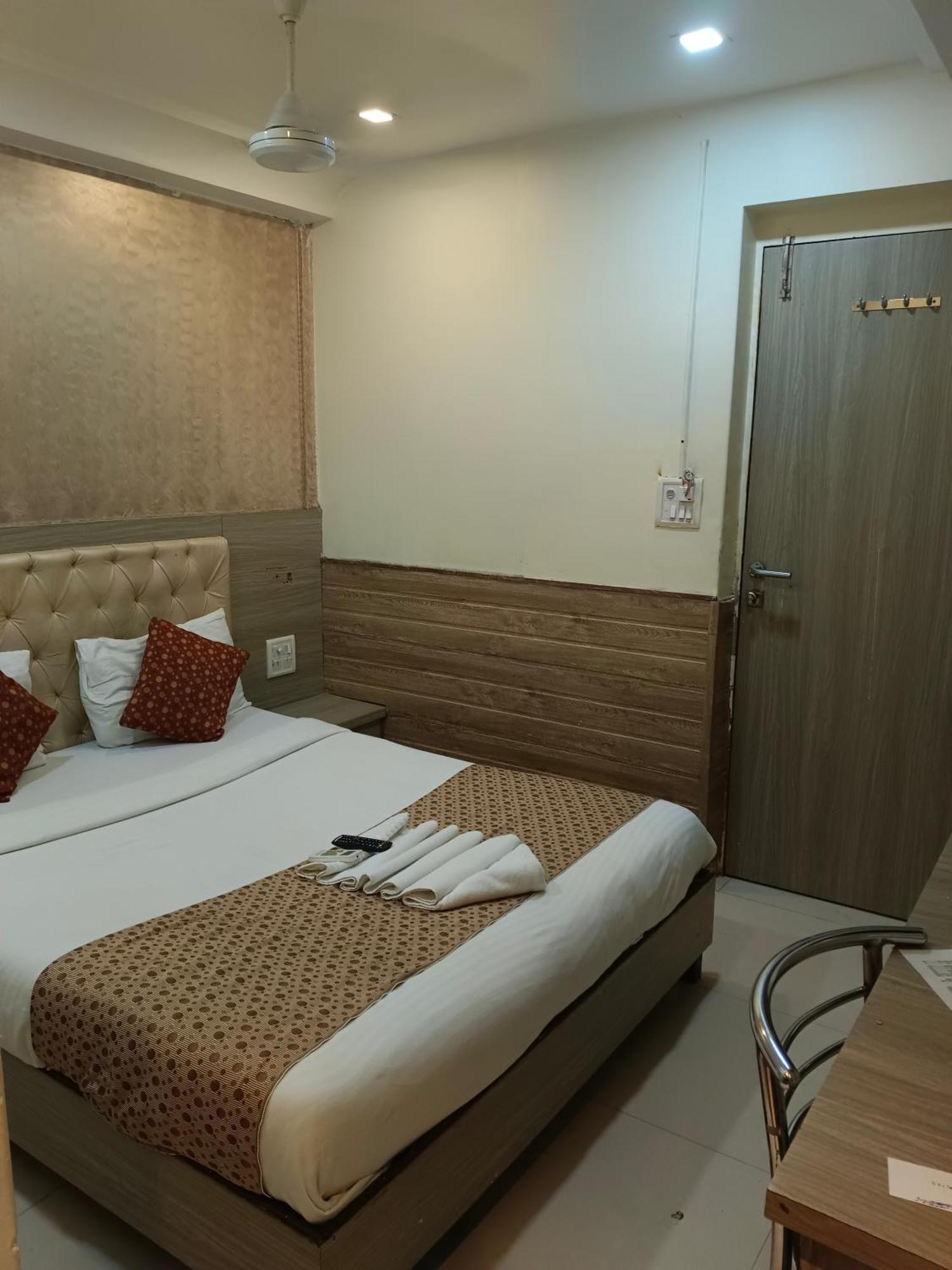 Hotel Time Gold Near Domestics Airport Βομβάη Εξωτερικό φωτογραφία